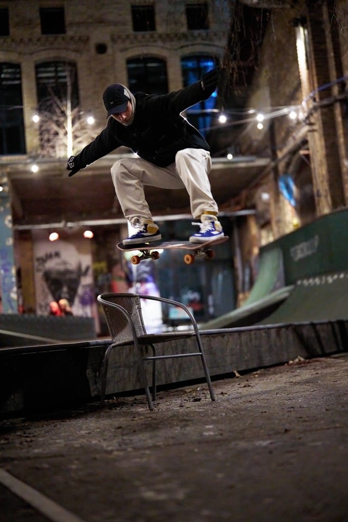 Ein Skateboarder bei einem Sprung in einer Skateboardhalle