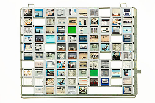 The 35mm slides can be inserted into the rectangular metal frame via side rails. Ten slides fit next to each other in a row, resulting in a horizontal row of images. In total, each frame consists of ten rows, one above the other.
