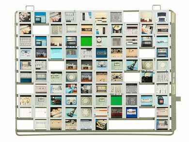 The 35mm slides can be inserted into the rectangular metal frame via side rails. Ten slides fit next to each other in a row, resulting in a horizontal row of images. In total, each frame consists of ten rows, one above the other.