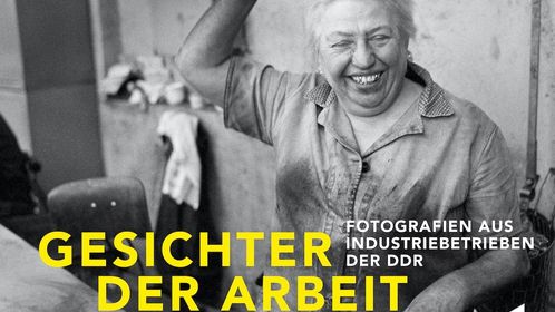 Das Cover des Buches "Gesichter der Arbeit" zeigt eine ältere Fabrikarbeiterin, die sich gerade die Haare kämmt. Der Buchtitel steht in leuchtend gelben Buchstaben auf dem Cover.