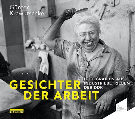 Das Cover des Buches "Gesichter der Arbeit" zeigt eine ältere Fabrikarbeiterin, die sich gerade die Haare kämmt. Der Buchtitel steht in leuchtend gelben Buchstaben auf dem Cover.