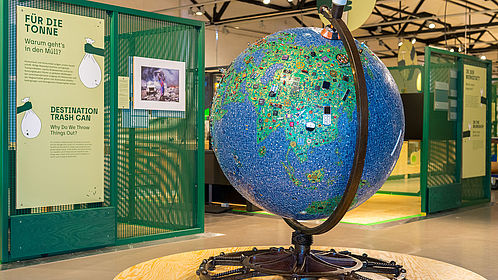 Zu sehen ist ein großer Globus im Eingangsbereich der Ausstellung. Seine Oberfläche stellt die Erdkugel als Elektroschrott-Mosaik dar: Die Meere sind aus kleinen blauen Platinenteilen gefertigt, Wälder aus grünen Platinen, Berge aus braunen Kabeln. 