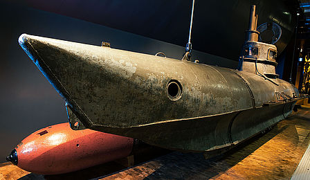 Ein kleines, schmales, spitz zulaufendes U-Boot für eine Person.