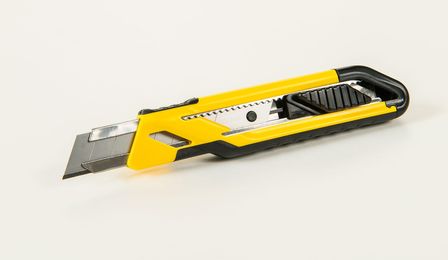 The photo shows a yellow utility knife.