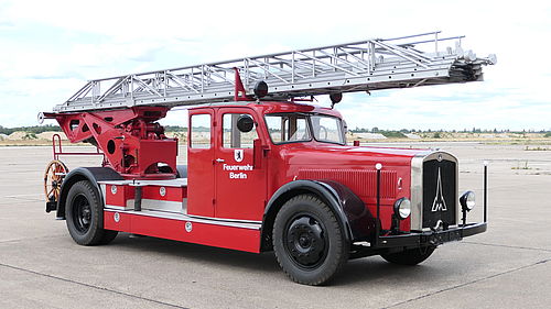 Das historische Feuerwehrfahrzeug "Magirus Kraftfahr-Drehleiter" aus dem Baujahr 1936