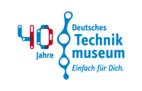 Logo 40 Jahre Deutsches Technikmuseum: eine rot-blaue Zahl 40 steht links neben einer blaueb technischen Bildmarke, die aussieht, wie eine Fahrradkette. Daneben der Schriftzug "Deutsches Technikmuseum. Einfach für Dich."