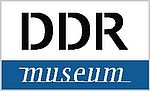 Das Logo des DDR Museums besteht aus dem schwarzen Schriftzug "DDR" auf weißem Hintergrund und darunter dem weißen Schriftzug "Museum" auf blauem Grund.