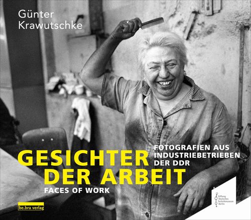 Buchcover: Schwarz-Weiss-Foto einer älteren Frau im Kittel. Sie kämt sich grinsend die Haare.