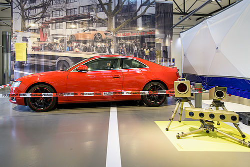Rotes Automobil in der Ausstellung.