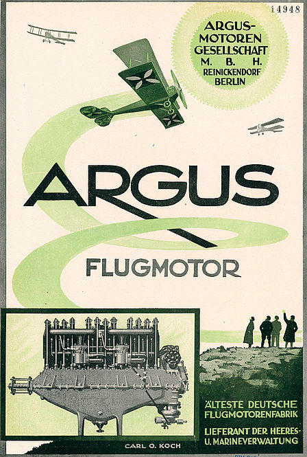 Das Werbeblatt zeigt in Grün den Schriftzug Argus. Im oberen Drittel sind drei fliegende Doppeldecker abgebildet. In der unteren linken Ecke ist ein Flugmotor in Seitenansicht zu sehen.