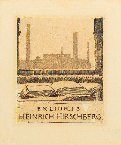 Das Exlibris von Heinrich Hirschberg zeigt im Vordergrund einen Tisch mit einem aufgeschlagenen Buch darauf. Der Blick aus dem dahinter angedeuteten Fenster zeigt die Silhouette einer Fabrik.