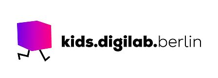 Das Logo besteht aus einem lilafarbenen Würfel mit Beinchen und dem Schriftzug kids.digilab.berlin.