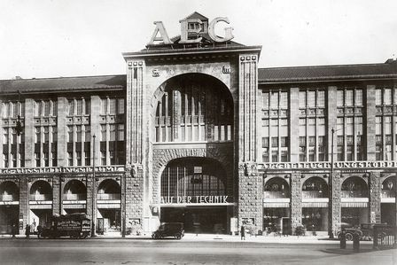 Ein Schwarzweiß-Foto zeigt das beeindruckende Eingangsportal eines Gebäudes, das an ein vornehmes Kaufhaus oder an einen Palast erinnert.