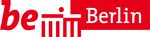 Be Berlin Logo: "be " als roter Schriftzug, daneben ein stilisiertes Brandenburger Tor in rot und weiß, dahinter "Berlin" als weißer Schriftzug auf rotem Grund. 
