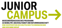Logo Junior Campus: "Junior" in schwarz, "Campus" mit Pfeil in grün, darunter der schwarze Schriftzug "Museumspädagogisches Programm zu Mobilität, Nachhaltigkeit und Naturwissenschaft", darunter der grüne Schriftzug "Eine Kooperation des Deutschen Technikmuseums und der BMW Group".