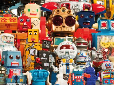 Viele bunte Spielzeugroboter in unterschiedlichen Größen und Formen stehen bildfüllend nebeneinander.