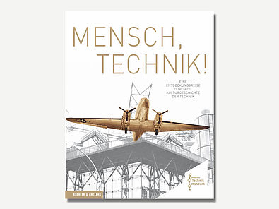 Buchcover: helle Schwarzweiß-Ansicht des Neubaus des Deutschen Technikmuseums. Das über der Terrasse hängende Flugzeug ist hervorgehoben mit einer bronzenen Farbe. Darüber steht der Titel des Buches „Mensch, Technik“.