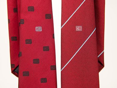 Die beiden Krawatten sehen fast identisch aus. Sie unterscheiden sich jedoch durch die jeweils in der Mitte klein aufgestickten Logos DR beziehungsweise DB.