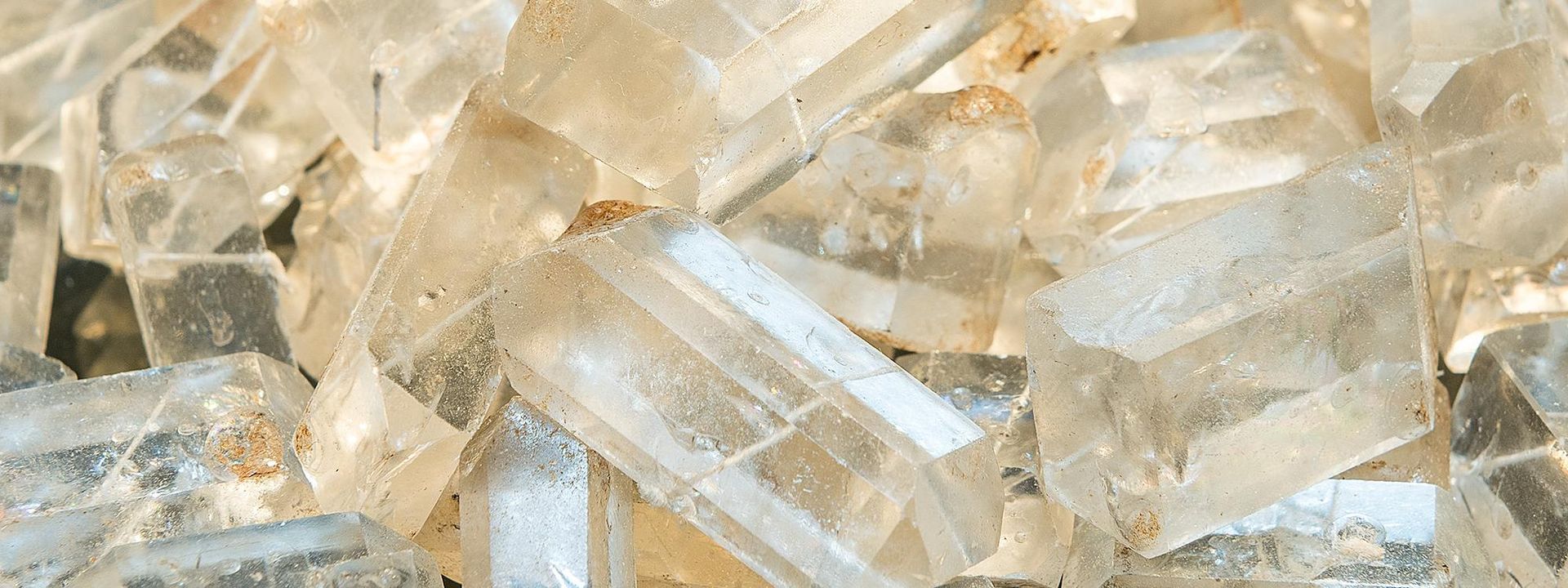 Detailansicht von großen, weiß-milchigen Zuckerkristallen.