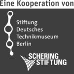 Logo Kooperation: Schriftzug "Eine Kooperation von", darunter das Logo der Stiftung Deutsches Technikmuseum Berlin in weiß auf grauem Grund, links daneben die Bildmarke, die einer Fahrradkette gleicht, darunter der Schriftzug "Schering Stiftung" und ein stilisiertes Dreieck, das aus Quadraten zusammengesetzt ist.