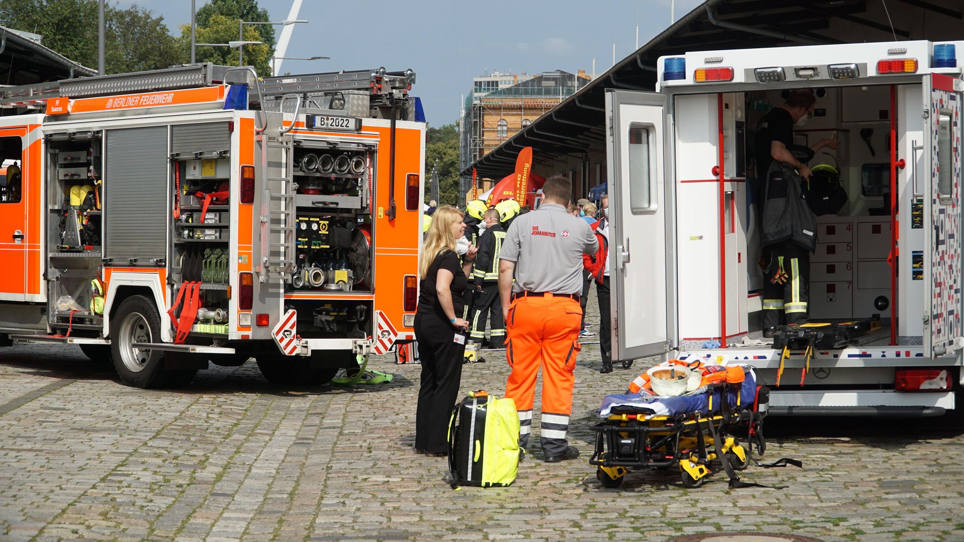 Zwei geöffnette Rettungswagen stehen in der Ladestrasse des Museums zur Besichtigung durch Besuchende.