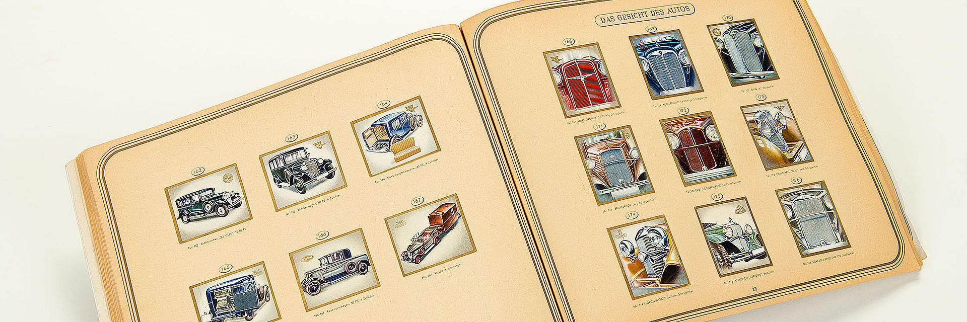Ein aufgeschlagenes Zigarettenbild-Album der Berliner Zigarettenfabrik Garbáty von 1938 zeigt sechs Abbildungen von Kraftfahrzeugen und neun Kraftfahrzeugkühler in Frontansicht.