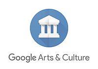 Logo von Google Arts and Culture: Ein stilisierter griechischer weißer Tempel in einem blauen Kreis, darunter der graue Schriftzug "Google Arts & Culture".