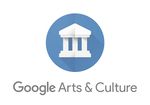 Logo von Google Arts and Culture: Ein stilisierter griechischer weißer Tempel in einem blauen Kreis, darunter der graue Schriftzug "Google Arts & Culture".