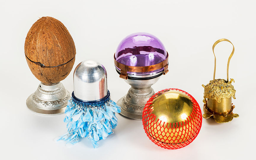 Fünf verschiedene Kunstobjekte im Stil der Fabergé-Eier aus Recyclingmaterialien. Zum Beispiel Kokosnussschale, recycelter Kunststoff, Obstnetz