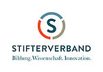 Logo des Stifterverbandes: Ein blaues S, darum herum ein Kreis in drei Fragmenten in blau, grau und rot, darunter der Schriftzug "Stifterverband. Bildung, Wissenschaft, Innovation."