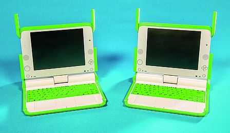 Zwei grau-grüne Laptops stehen aufgeklappt vor einem blauen Hintergrund. Am oberen Displayrand befinden sich jeweils zwei schwenkbare Antennen.