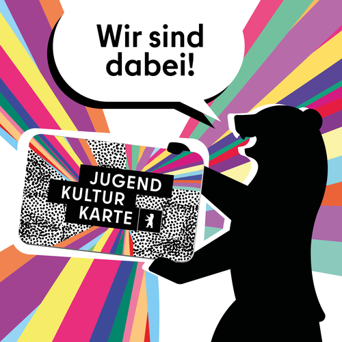 Ein Berliner Bär hält eine Karte mit der Aufschrift "Jugend Kultur Karte" in den Pfoten. In einer Sprechblase steht: "Wir sind dabei!" Im Hintergrund ein buntes Strahlenmuster.