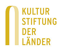 Das Logo der Kulturstiftung der Länder: neben einem plastisch dargestellten grün-gelben Bogen steht: "Kultur Stiftung Der Länder"