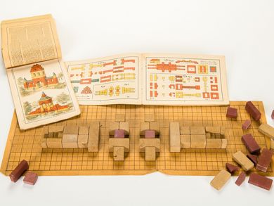 Artistically designed instructions for building castles, towers and bridges, appealing lid pictures, the typical red, yellow and blue stones and the ingenious expansion system made the Anchor Stone building block kit a worldwide success.