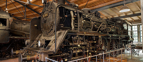 Seitenansicht einer preußische Dampflok S10, Dampfmaschine, Fahrwerk mit Rädern und Gestänge sind im Detail zu erkennen.
