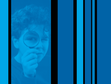 Vertikale Streifen in verschiedenen Blautönen. Unterbrochen von unterschiedlich breiten schwarzen Linien. In einem der linken Streifen ist ein einfarbiges, gerastertes Bild eines Jungen zu sehen, der eine Lupe hält.
