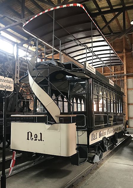 Der älteste in Europa erhaltene Straßenbahnwagen steht im Depot für Straßenverkehr des Deutschen Technikmuseums in der Monumentenhalle.