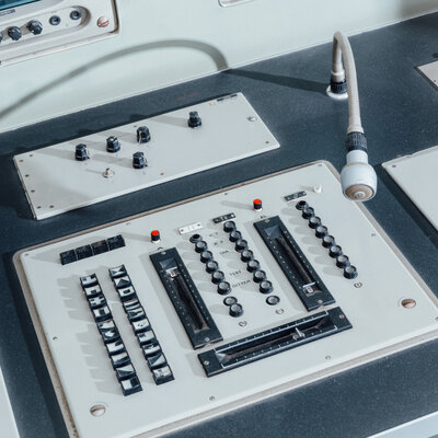 Schaltregler und Mikrofon eines Rundfunkstudios