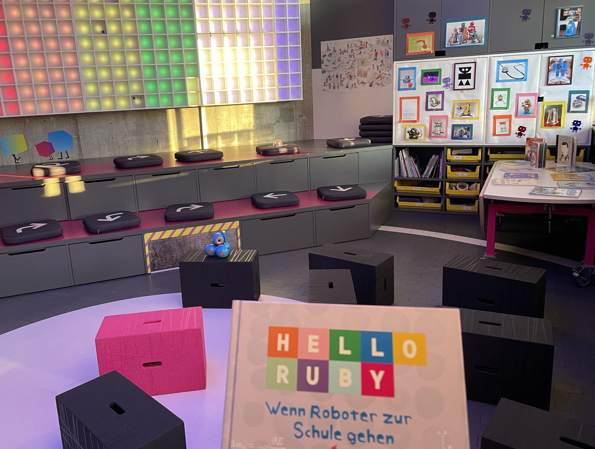 Vorlese-Werkstatt im Kids Digilab, ein freundlich eingerichteter Raum mit bunten Sitzwürfeln