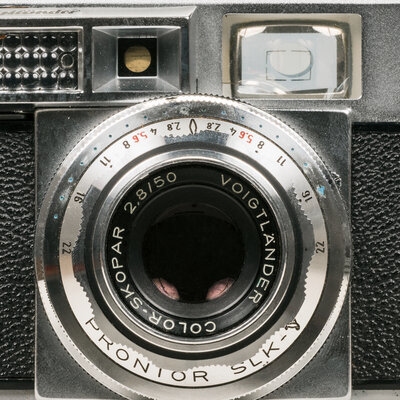 Ein analoger Fotoapparat in Frontalansicht