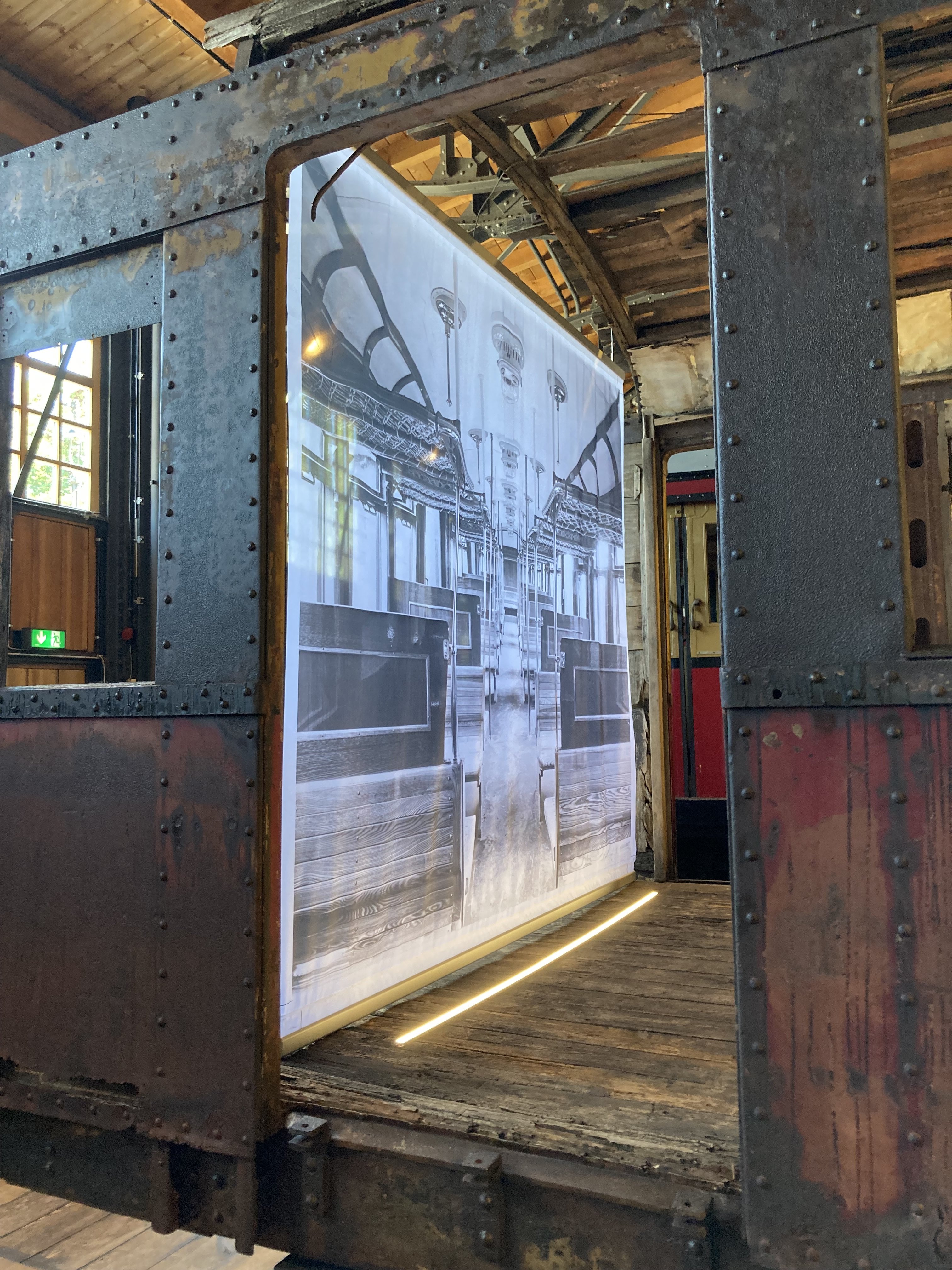 Im Lokschuppen: Das Fragment des einzigen originalen S-Bahn-Triebwagens aus der ersten Fahrzeugserie von 1924, der Bauart „Bernau“, ergänzt durch eine fotografische Anmutung der früheren Inneneinrichtung.