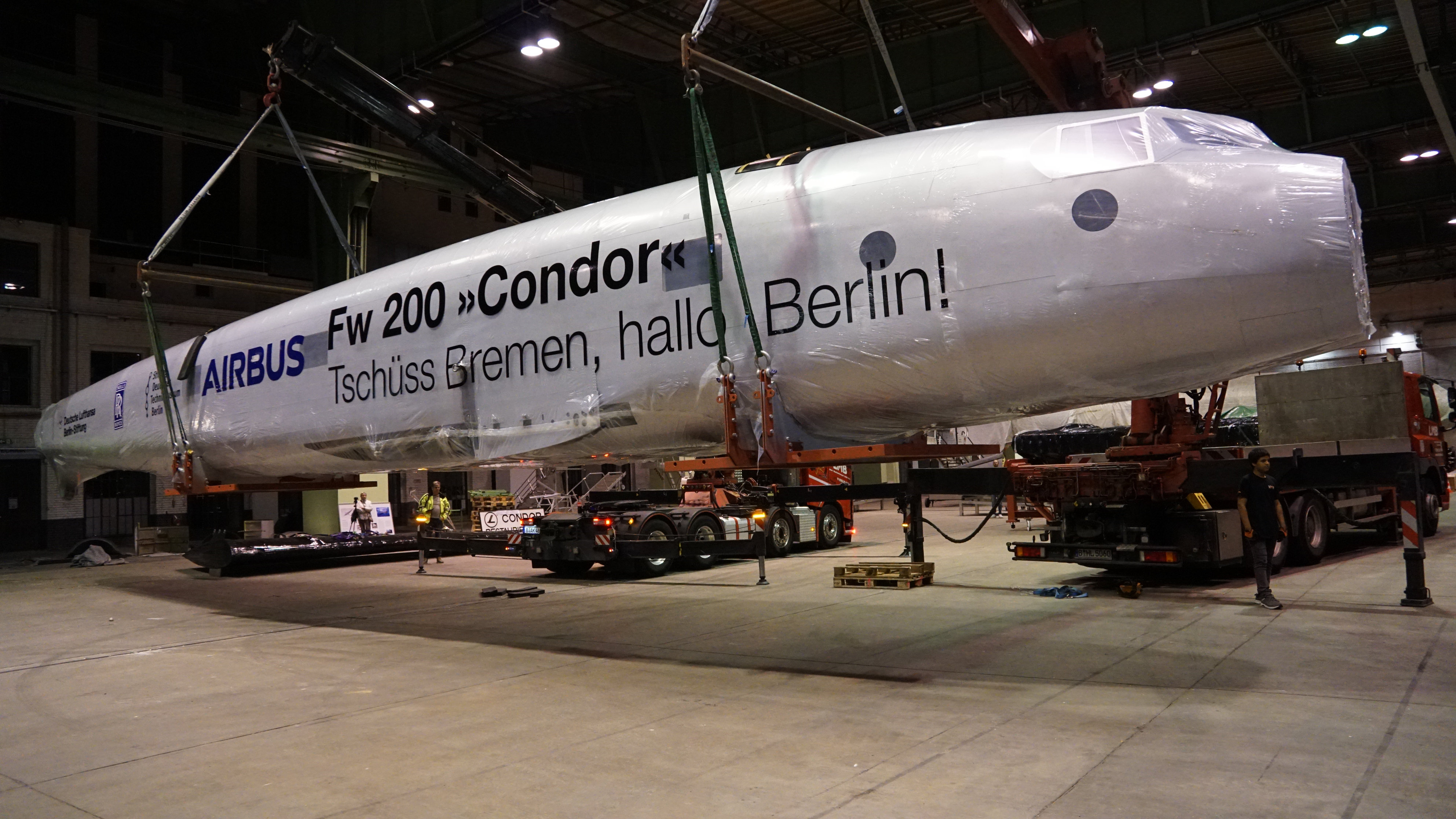 Der Rumpf der Condor wird von einem Kran vom Lkw gehoben.