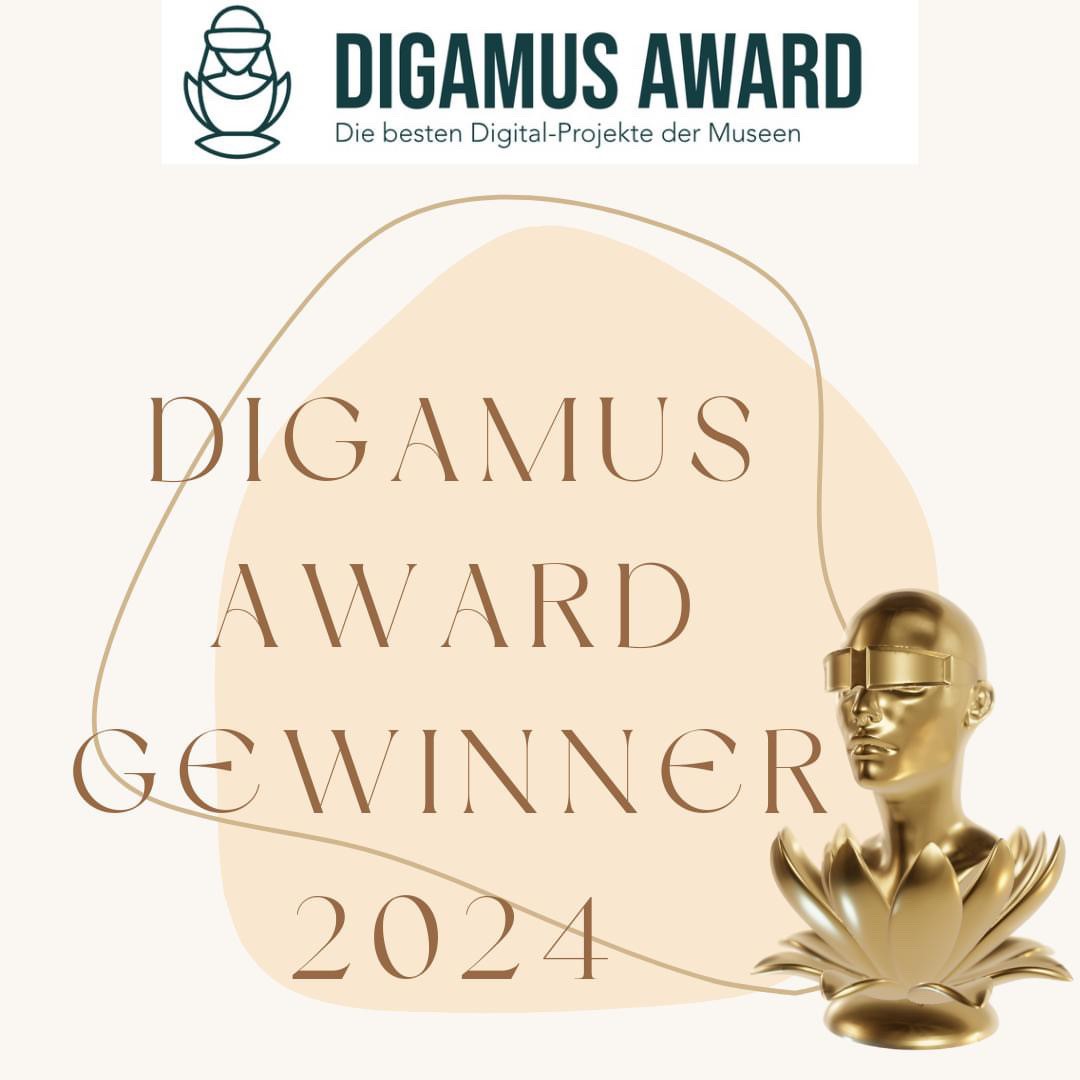 Abegbildet ist eine goldene Trophäe in Form eines aus einer Lotosblüte wachsenden Kopfes mit einer VR-Brille, daneben steht "Digamus Award Gewinner 2024" und "Digamus Award, die besten Digital-Projekte der Museen