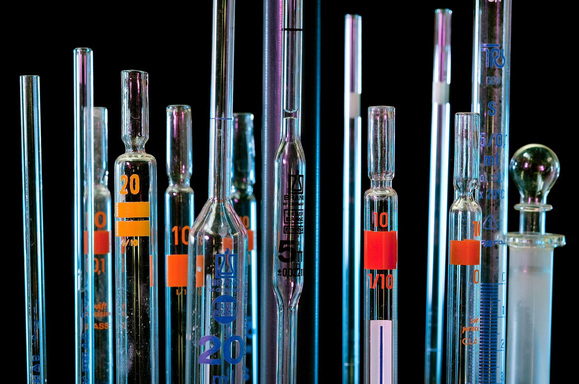 Verschiedene Glasröhrchen, wie sie von Chemikern verwendet werden