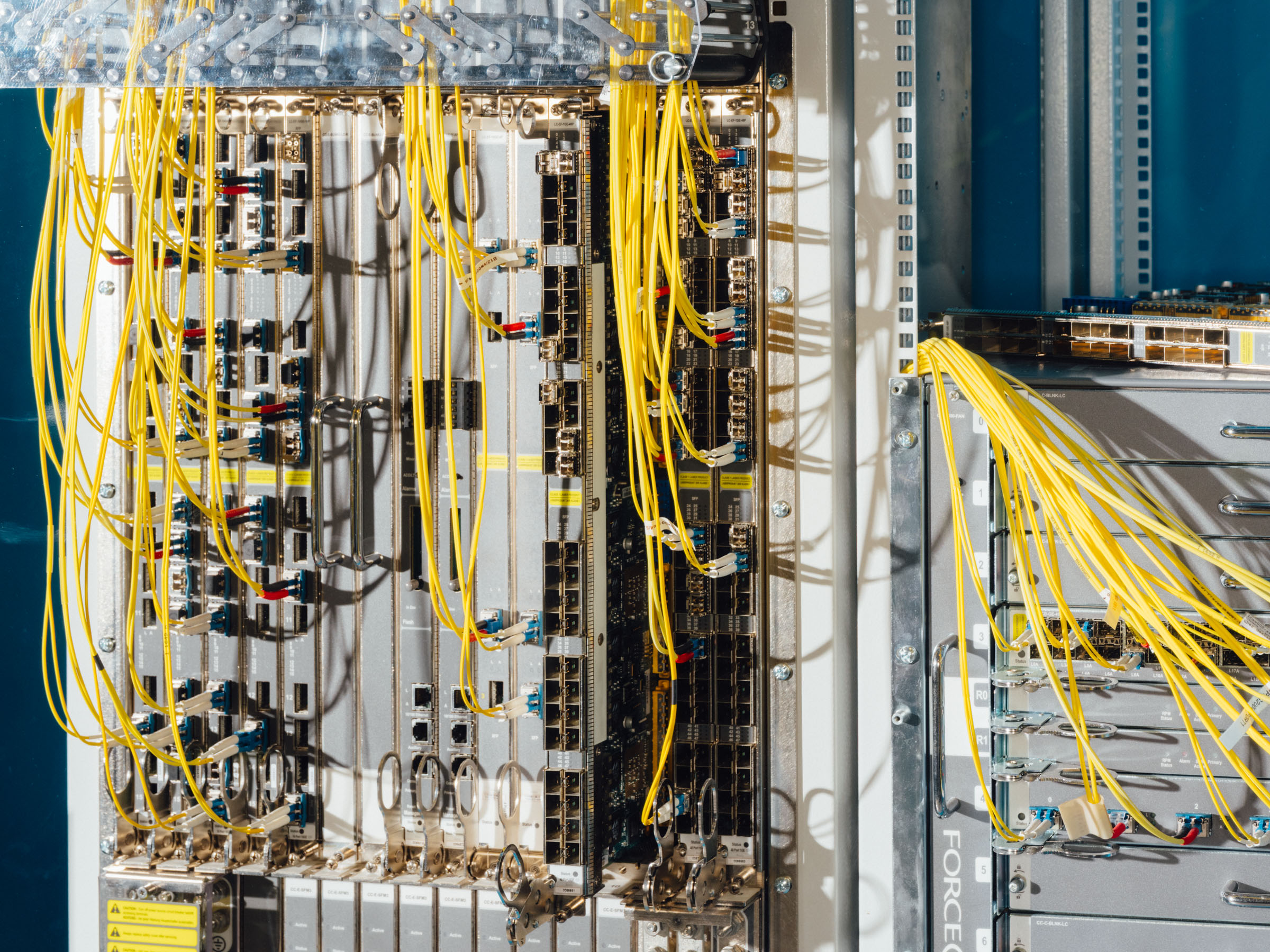 Ein Blick in einen Server-Schrank mit einer Vielzahl von Kabeln