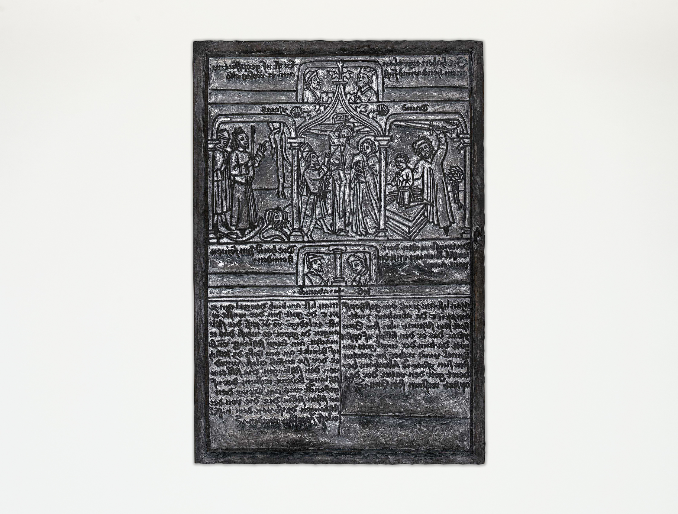 Der hölzerne Druckstock einer Armenbibel zeigt in der oberen Hälfte religiöse Motive. Im Zentrum ist Jesus am Kreuz, in der unteren Hälfte steht Text.