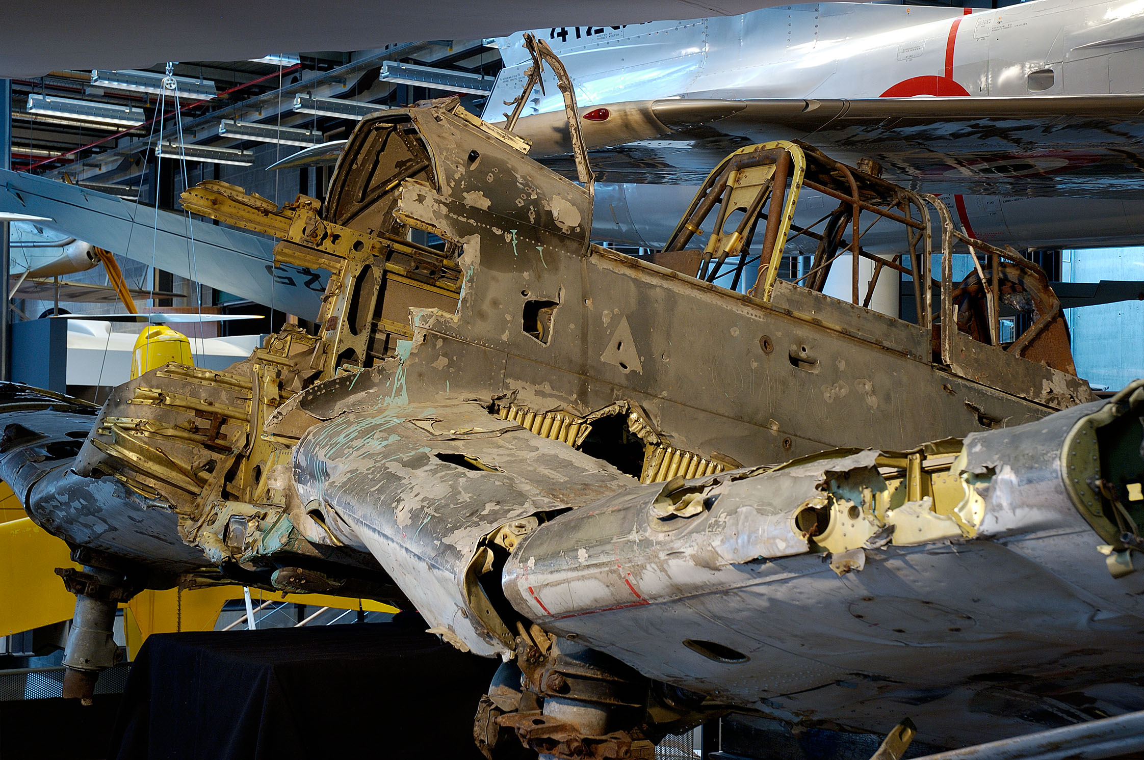 Bei diesem Wrack des Sturzkampfbombers Junkers Ju 87 „Stuka“ ist das Cockpit noch deutlich zu erkennen. Der Bug samt Propeller ist vollständig abgerissen.