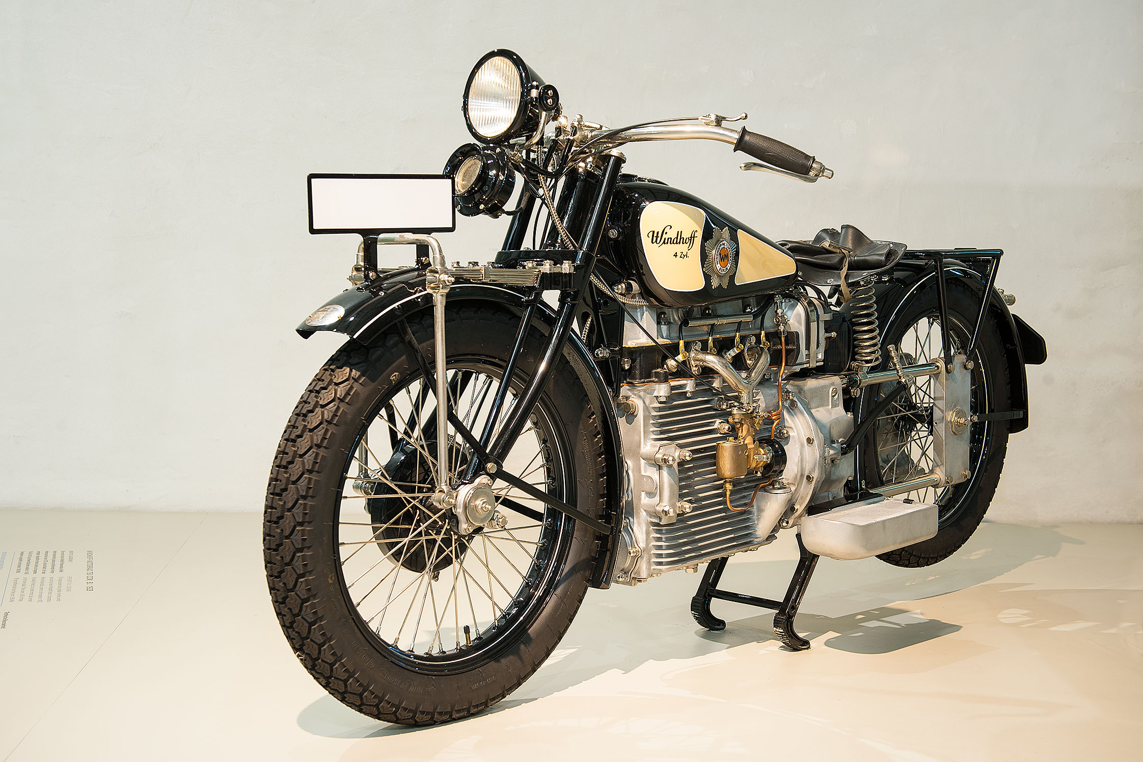 Das Windhoff Motorrad ist schwarz und im Bereich des Tanks cremefarben lackiert. Seitlich am Tank sitzt das Windhoff-Logo, ein silberner Stern mit dem Schriftzug WM auf orangenem Grund. Der Motor liegt fast frei.