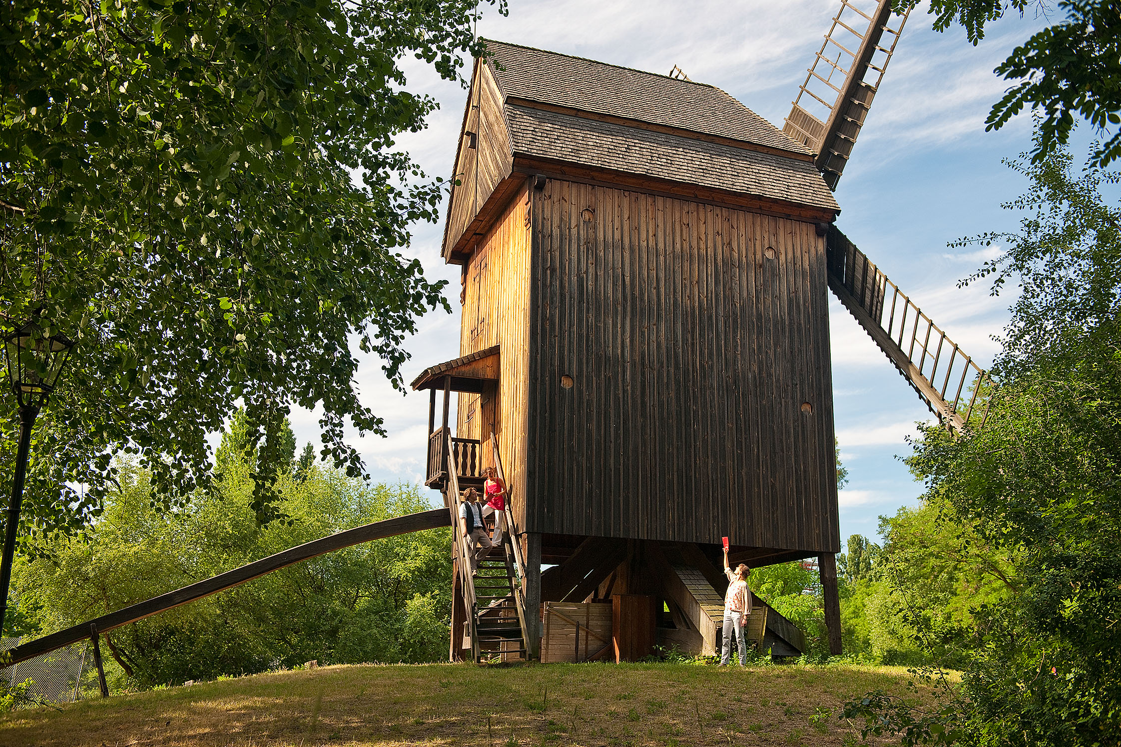 Die kastenförmige, vierflügelige Bockwindmühle im Museumspark. Sie ruht als Ganzes auf dem drehbaren Bock, der ihr den Namen gibt. 