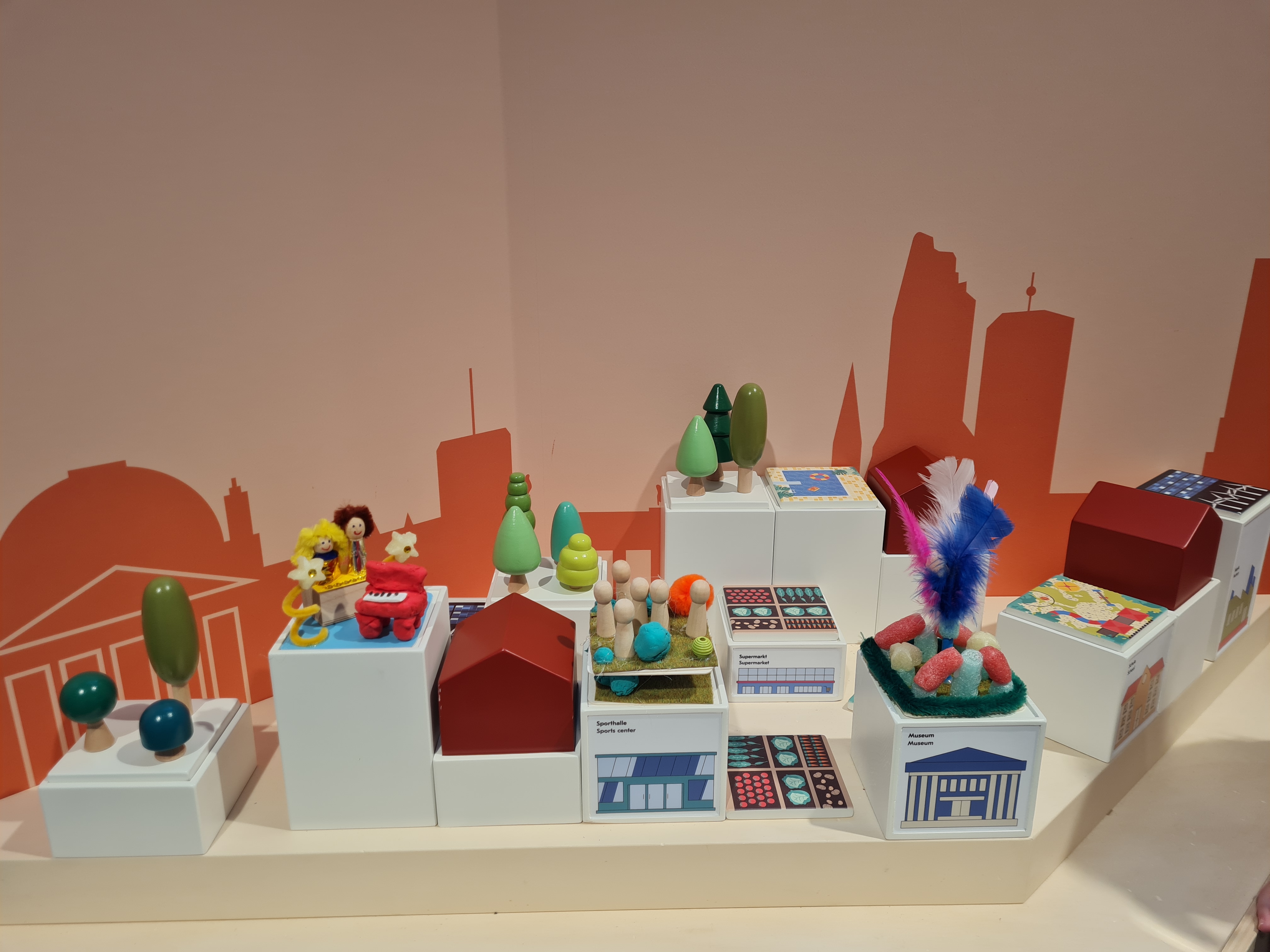 Ein Stadtmodel in der Sonderausstellung SuperCity3000 mit bunt gestalteten Dächern.